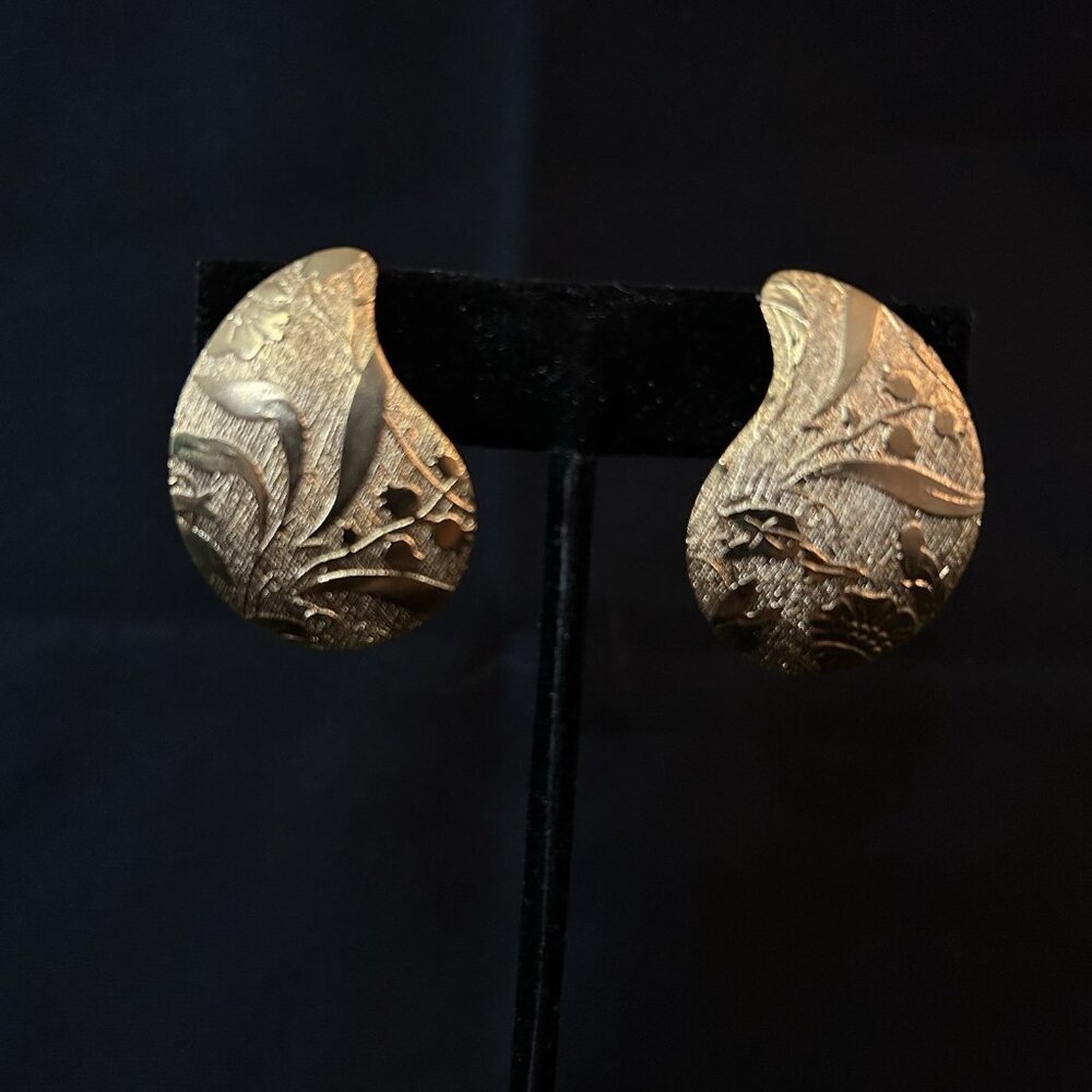 Vintage Unsigned Paisley Gold Tone Stud Comma Earrings Clip On Etched Floral